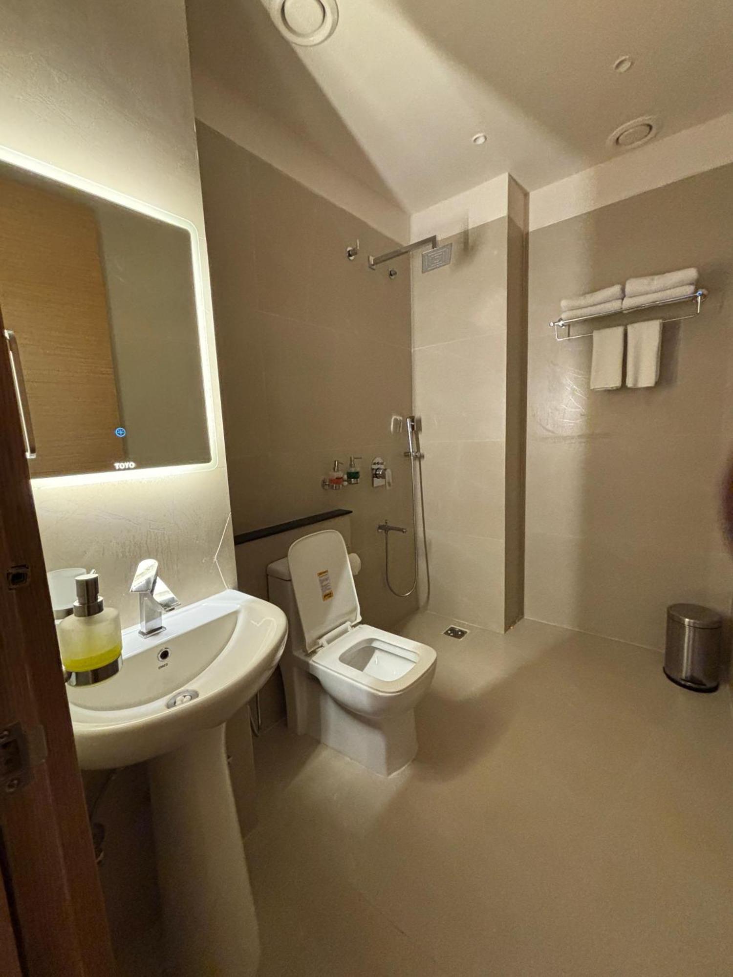 Krishna'S Courtyard Hotel & Convention Urali Ngoại thất bức ảnh