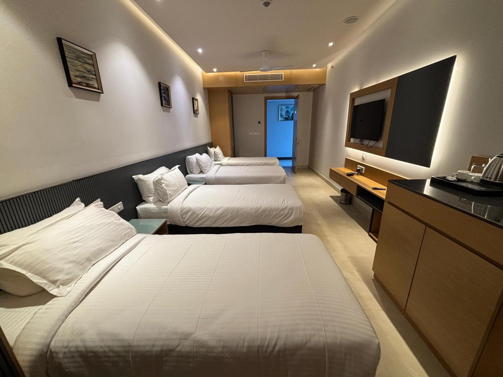 Krishna'S Courtyard Hotel & Convention Urali Ngoại thất bức ảnh